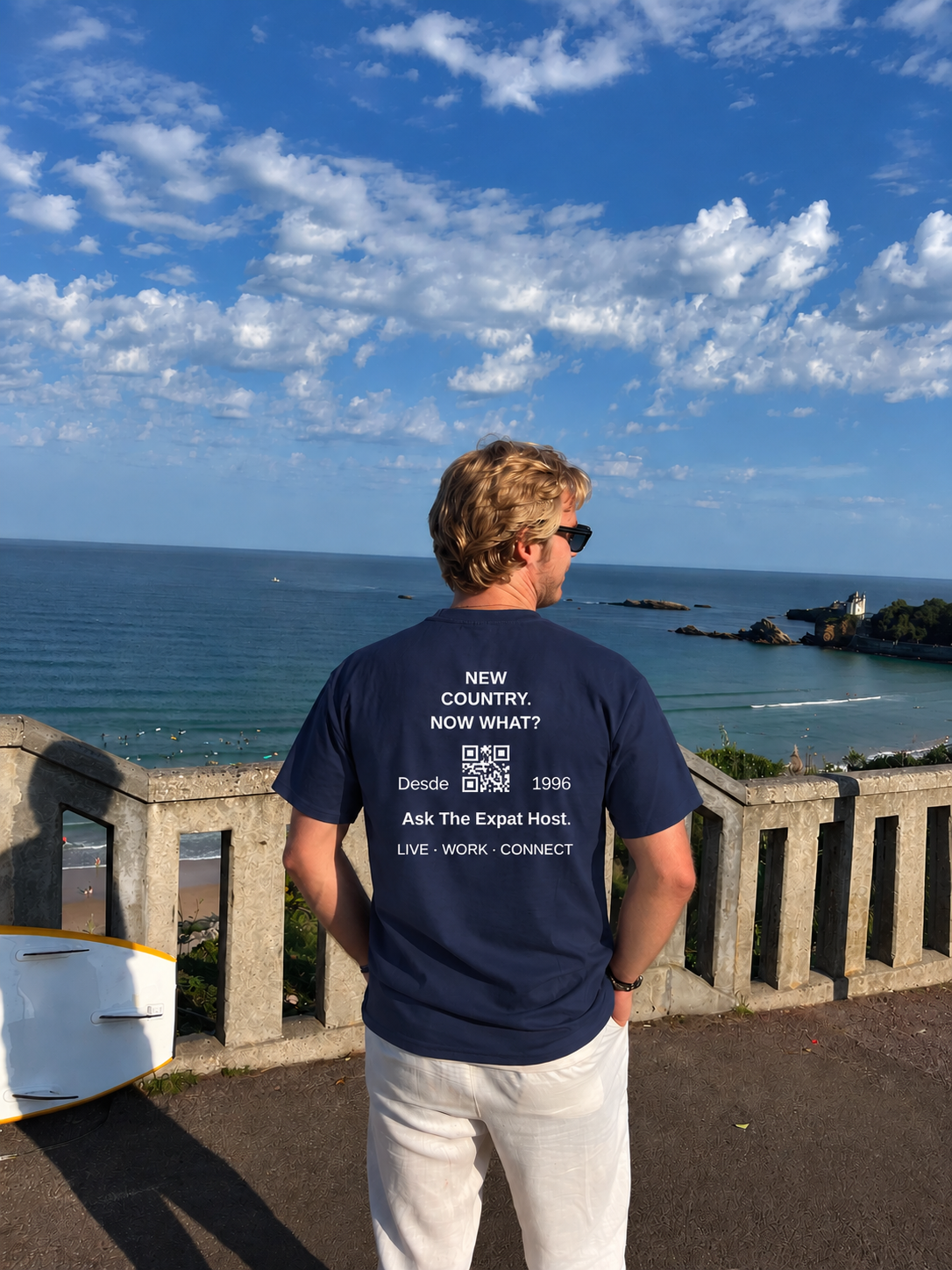 Jos bij de zee met op zijn T-shirt: New country. Now what? Ask The Expat Host.