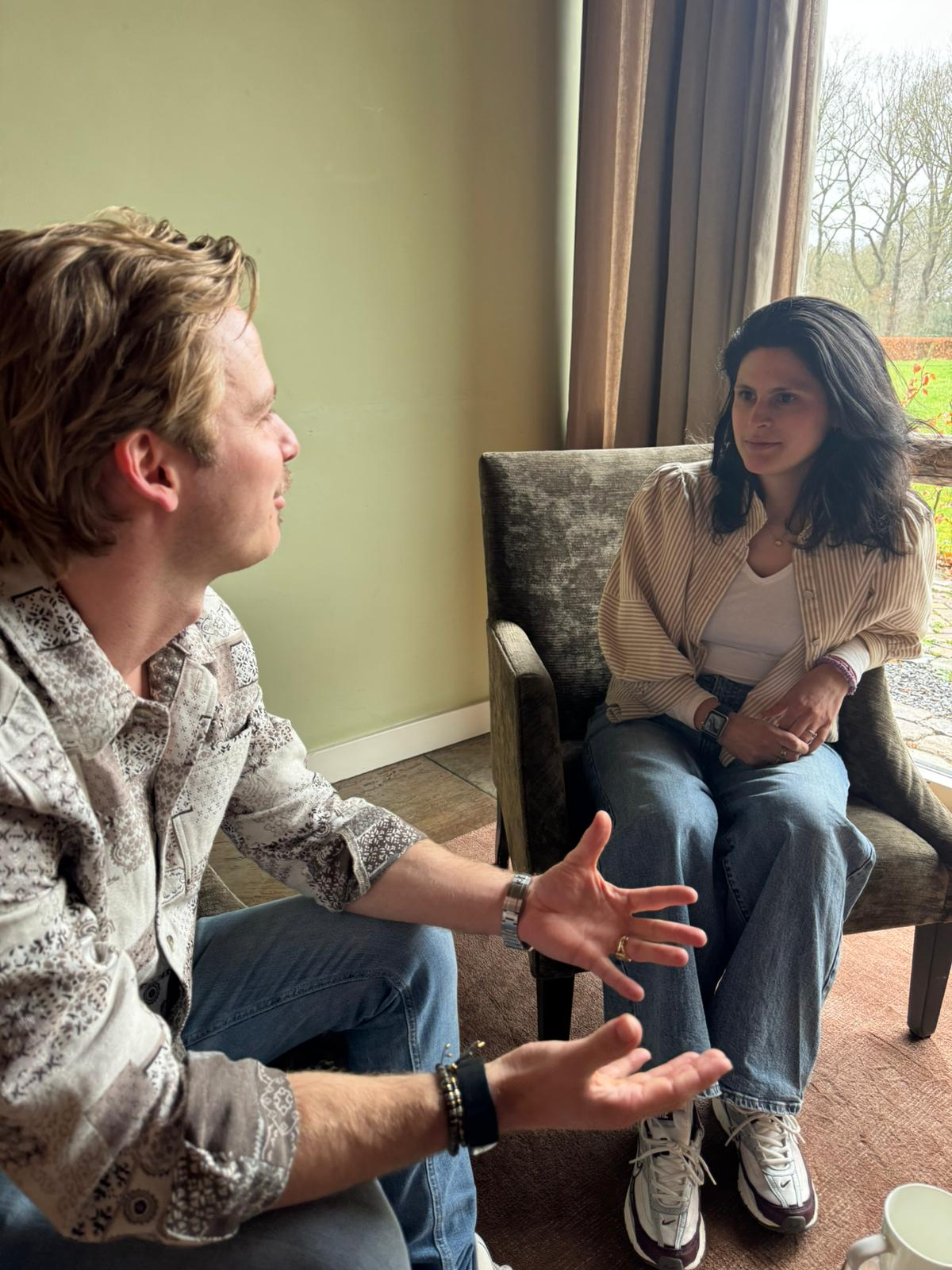 Jos en Vera in gesprek bij het raam.